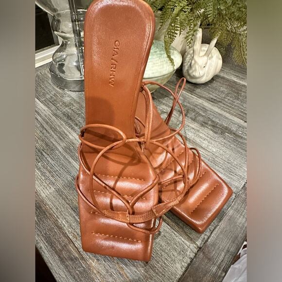 GIA BORGHINI / RHW
Strappy Leather Wedge Sandals - Picture 2 of 15